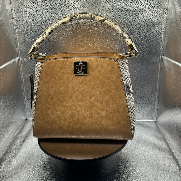 NWT Gorgeous Kate Spade handbag that has strap to make her a crossbody! - Picture 1 of 7